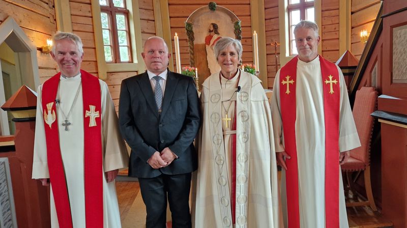 (F.v) Prost i Namdal Frode Askekjær, kirkeverge og organist Geir Bergli, Biskop Herborg Finnset og sokneprest i Lierne Martin Ottoson.