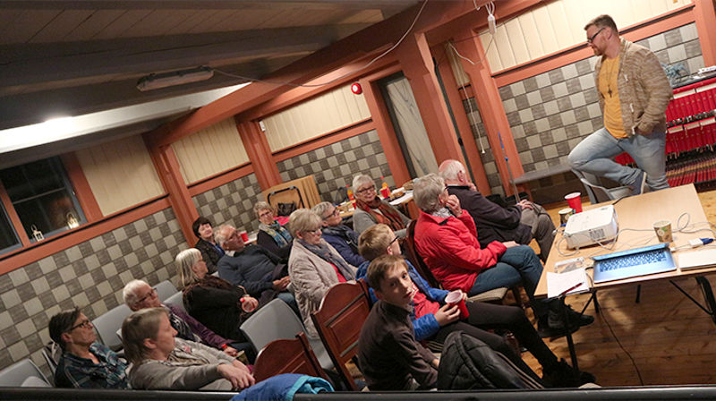 Sokneprest Gunnar Einar Steingrimsson ledet debatten etter filmen om Luther i Beitstad kirke. (Foto: Arne Opdal)