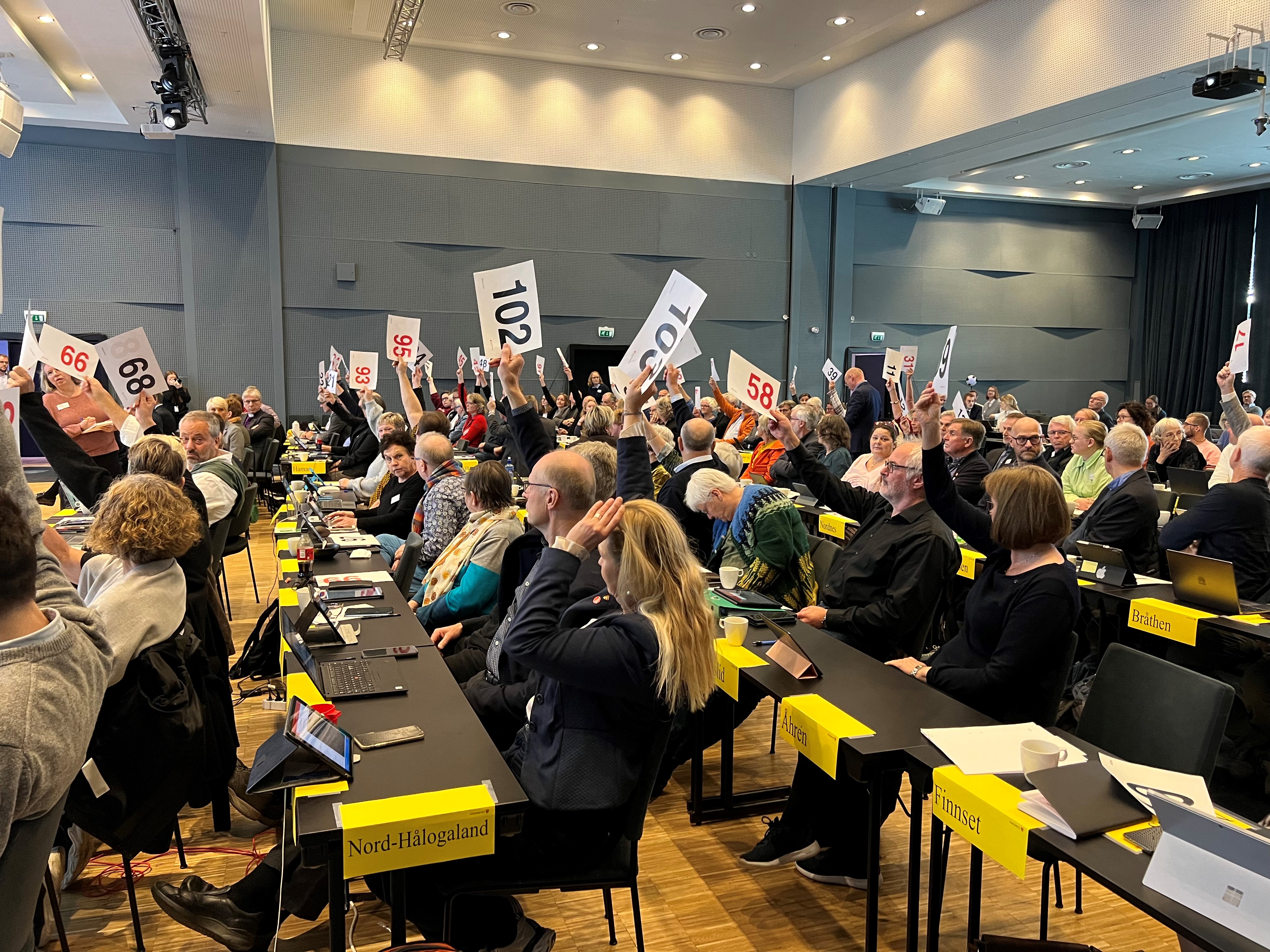 Her et glimt fra avstemmingen om kirkelig organisering under Kirkemøtet 2022.
