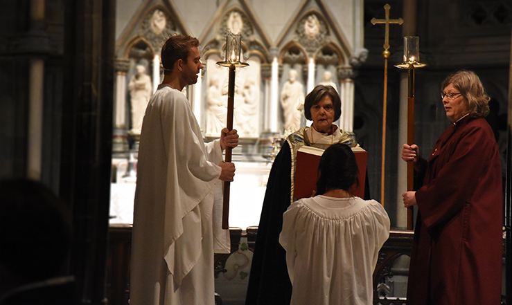 Preses Helga Haugland Byfuglien leser evangelieteksten under høytidsgudstjenesten i Nidarosdomen. (Alle foto: Magne Vik Bjørkøy)