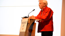 Med sin flammende røde jakke og sin karakteristiske avslutning på alle innlegg, har Jon Høsøien fra Røros blitt et tydelig innslag på årets Kirkemøte. (Alle foto: Magne Vik Bjørkøy)