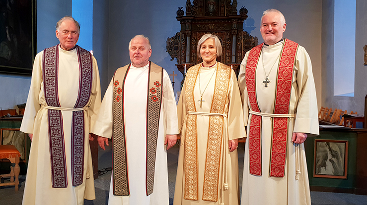 Fire prester kunne vandre inn i Selbu-kirka med nye kirketekstiler i lokalt mønster. Fra venstre: Prostiprest Dagfinn Slungård, sokneprest Per Kvalvaag, biskop Herborg Finnset og prost Jon Henrik Gulbrandsen.