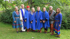 Fra venstre: Trosopplærer Meerke Krihke Leine Bientie (Brekken) prest Einar Bondevik (Mo i Rana), Aiila Renander Bransfjell (Trondheim), Sol Angelica Kråik Bergström (Meråker), Piere-Åvla Bransfjell (Brekken), Elias Sammol Gaino Danielsen (Kautokeino), diakon Bertil Jönsson (Røyrvik) og nestleder i Samien Åålmegeraerie Sonja Krihke Danielsen (Meråker).