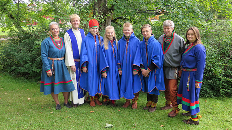 Fra venstre: Trosopplærer Meerke Krihke Leine Bientie (Brekken) prest Einar Bondevik (Mo i Rana), Aiila Renander Bransfjell (Trondheim), Sol Angelica Kråik Bergström (Meråker), Piere-Åvla Bransfjell (Brekken), Elias Sammol Gaino Danielsen (Kautokeino), diakon Bertil Jönsson (Røyrvik) og nestleder i Samien Åålmegeraerie Sonja Krihke Danielsen (Meråker).