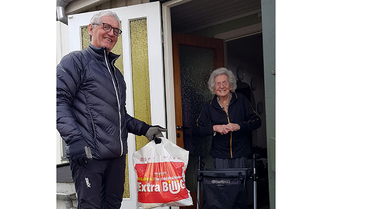Menighetsrådslederen kjører hjem mat