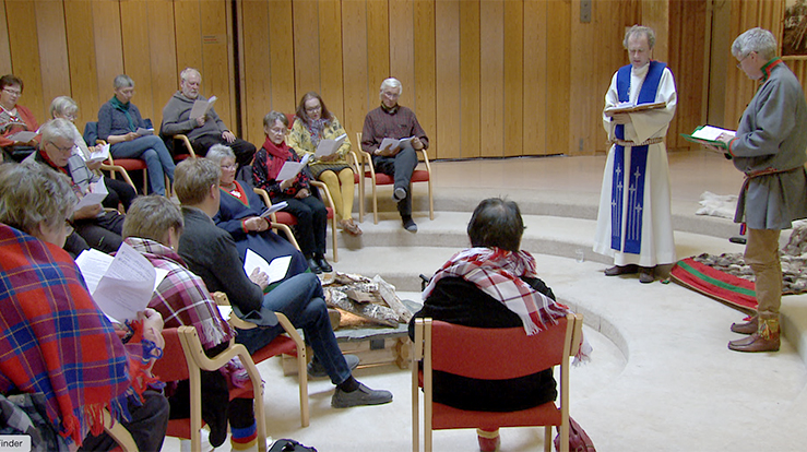 Prest Einar Bondevik og diakoniarbeider Bertil Jønsson leder an under opptaket av den sørsamiske gudstjenesten i Hattfjelldal. Gudstjenesten blir tilgjengelig for hele nasjonen 2. pinsedag kl. 18.00. (Foto: Jon Ola Lien)