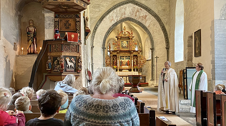 Sokneprest Janne Grete Jørstad (t.h) og biskop Herborg Finnset møtte både kirkerotter og barnehagebarn i Alstadhaug kirke. (Foto: Magne Vik Bjørkøy)