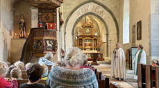 Sokneprest Janne Grete Jørstad (t.h) og biskop Herborg Finnset møtte både kirkerotter og barnehagebarn i Alstadhaug kirke. (Foto: Magne Vik Bjørkøy)