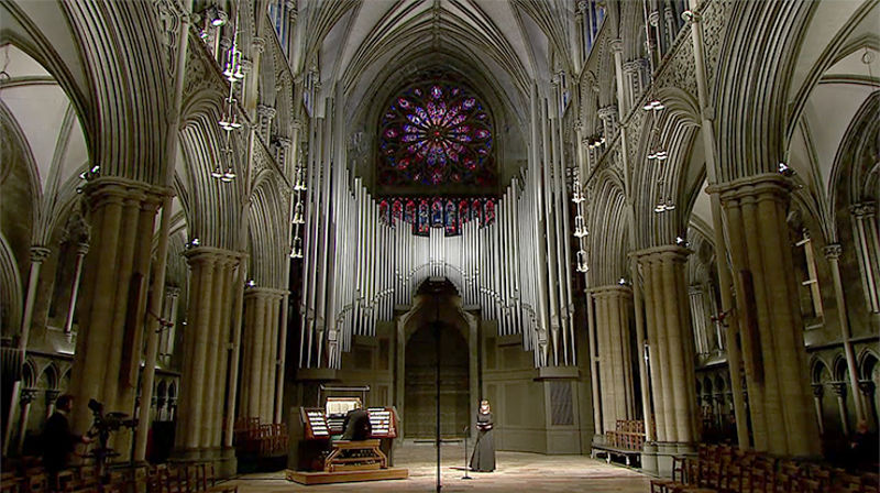 Fra den direktesendte langfredagskonserten fra Nidarosdomen. Her er domkantor Magne Harry Draagen og sangsolist Ranveig Helen Lægreid fra Trondheim vokalensemble.