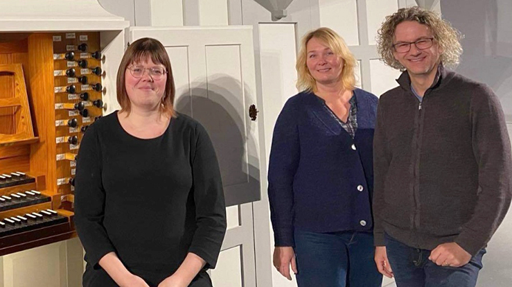 Fortjent kulturpris til kantorene Silje Vang Pedersen (f.v), Siv Anette Lorentzen og Bjørn Alexander Bratsberg. (Foto: Inderøyningen)