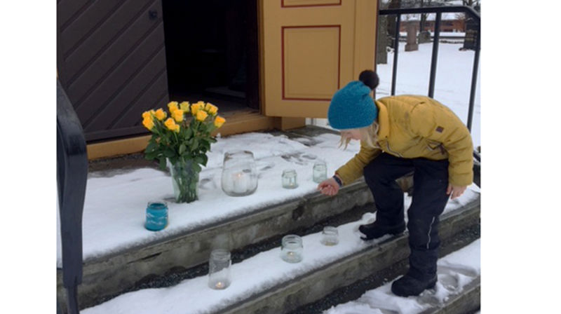 Tente lys på kirketrappa