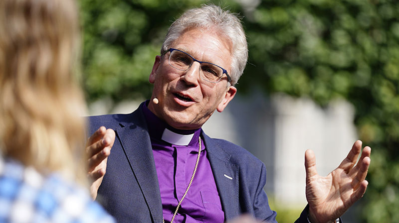 I sin første Olavsfest som preses, deltok Olav Fykse Tveit i flere av samtaleprogrammene. Her i «Min Tro», hvor han ble intervjuet av programleder Alf Kjetil Walgermo. (Foto: Ole Martin Wold, Olavsfest)