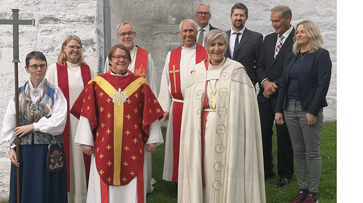 Nyordinert sokneprest Janne Grete Jørstad og biskop Herborg Finnset sammen med deltagere under ordinasjonsgudstjenesten i Alstadhaug kirke. (Foto: Børge Lund)