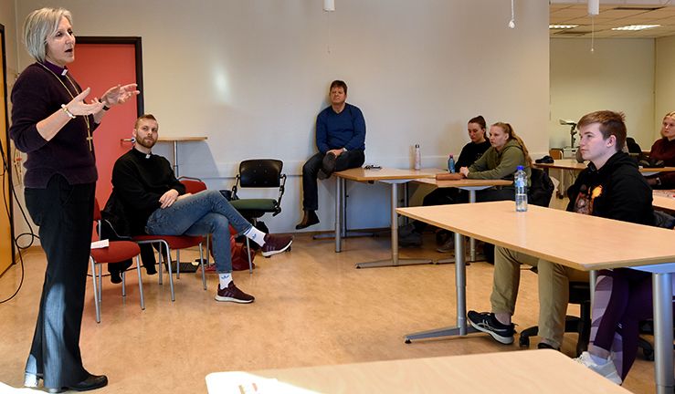 Det ble tid til både kirkehistorie og spørsmål fra elevene da biskop Herborg møtte klasse 3A ved KVT i religionstimen. (Alle foto: Magne Vik Bjørkøy)