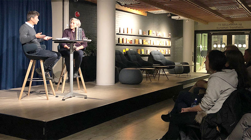 Biskop Herborg Finnset og Dag O. Hessen oppnådde stor interesse og tilslutning til sin samtale på Litteraturhuset i Trondheim. (Alle foto: Aud Kristin Saltvik Aasen)