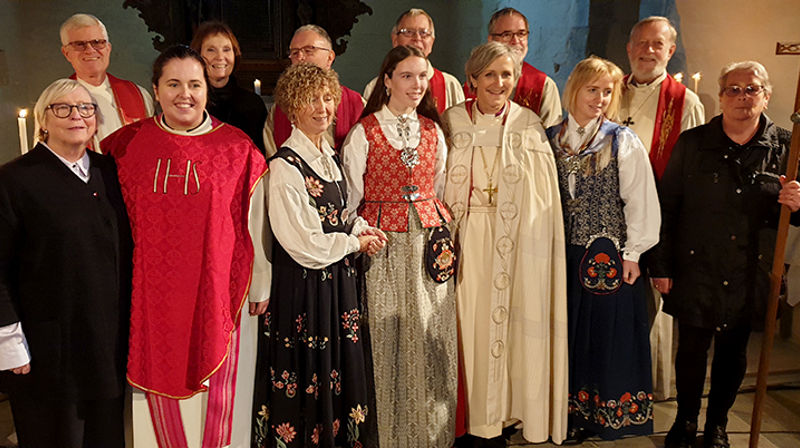 Biskop Herborg Finnset sammen med flere av de medvirkende under jubileumsgudstjenesten i gamle Sakshaug kirke.