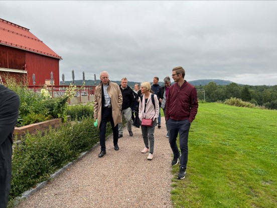 Omvisning på Selånger pilgrimscenter. I front sokneprest og kirkeleder i Selånger, Bror Holm, stiftsdirektør i Harnosand, Anneli Hallgren, biskopens sekretær, Johannes Nord .jpeg