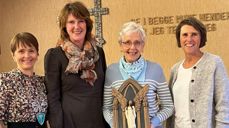 Ordfører Mildrid Kattem Aune (f.v), juryleder Gunn Ågot Leite, prisvinner Britt Sveen Bolme og leder i soknerådet Arnhild Foseide Fagerholt. Foto: Stine Sveen Flåtten