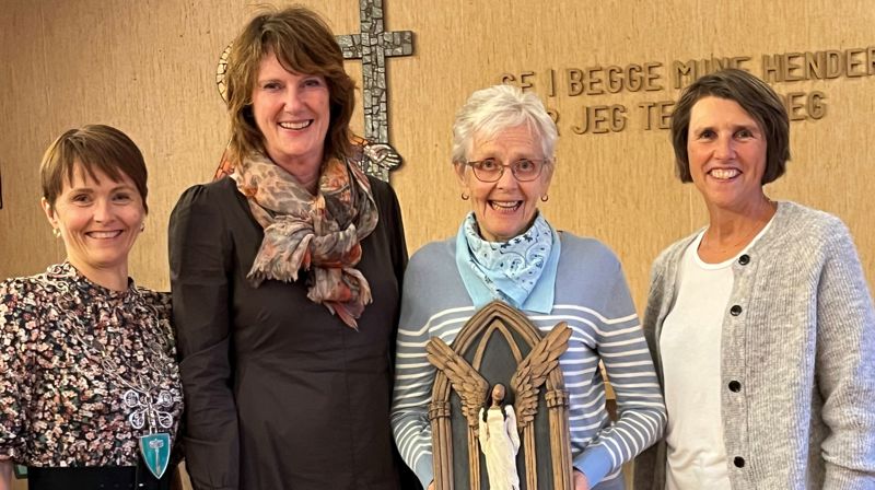 Ordfører Mildrid Kattem Aune (f.v), juryleder Gunn Ågot Leite, prisvinner Britt Sveen Bolme og leder i soknerådet Arnhild Foseide Fagerholt. Foto: Stine Sveen Flåtten