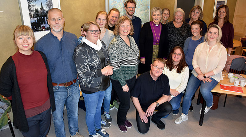 Deltagere på nyansattsamling. Stående fra venstre: Marit Arnesen Bergendahl (vikar trosopplæring, Nidaros domprosti), Martin Ottosen (sokneprest, Lierne/Røyrvik), Janne Grete Jørstad (prestevikar, Inderøy), Åshild Hugdal (menighetspedagog, Melhus), Anne Beate Leivann (sokneprest, Stod), May Slettan (prestevikar, Ørland/Bjugn), Lars Christoffer Skogrand (kateketvikar, Byåsen), biskop Herborg Finnset, trosopplæringsrådgiver Vigdis Aanderaa Aakre, diakonirådgiver Britt Arnhild Wigum Lindland, Inger Helene Halsen (menighetspedagog, Tiller) og undervisningsrådgiver Aud Kristin Saltvik Aasen. Sittende fra venstre: Ole Dahle (prostiprest/sokneprest, Namdal/Namsskogan), Tina Marie Rødde Paulsen (trosopplærer, Ørland), Ingvild Yrke (menighetspedagog, Ilen) og Anna Nicoline Segtnan Menzoni (vikar menighetspedagog, Byåsen). (Foto: Magne Vik Bjørkøy)