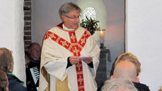 Begrenset plass men et fantastisk kunstverk av en kirke. På oppdrag fra dagens biskop i Nidaros, kunne biskop emeritus Tor Singsaas vigsle Nymo kapell. Nå er kirkebygningen i Klæbu klar til å huse kirkelige handlinger. (Alle foto: Thore Forsgren)