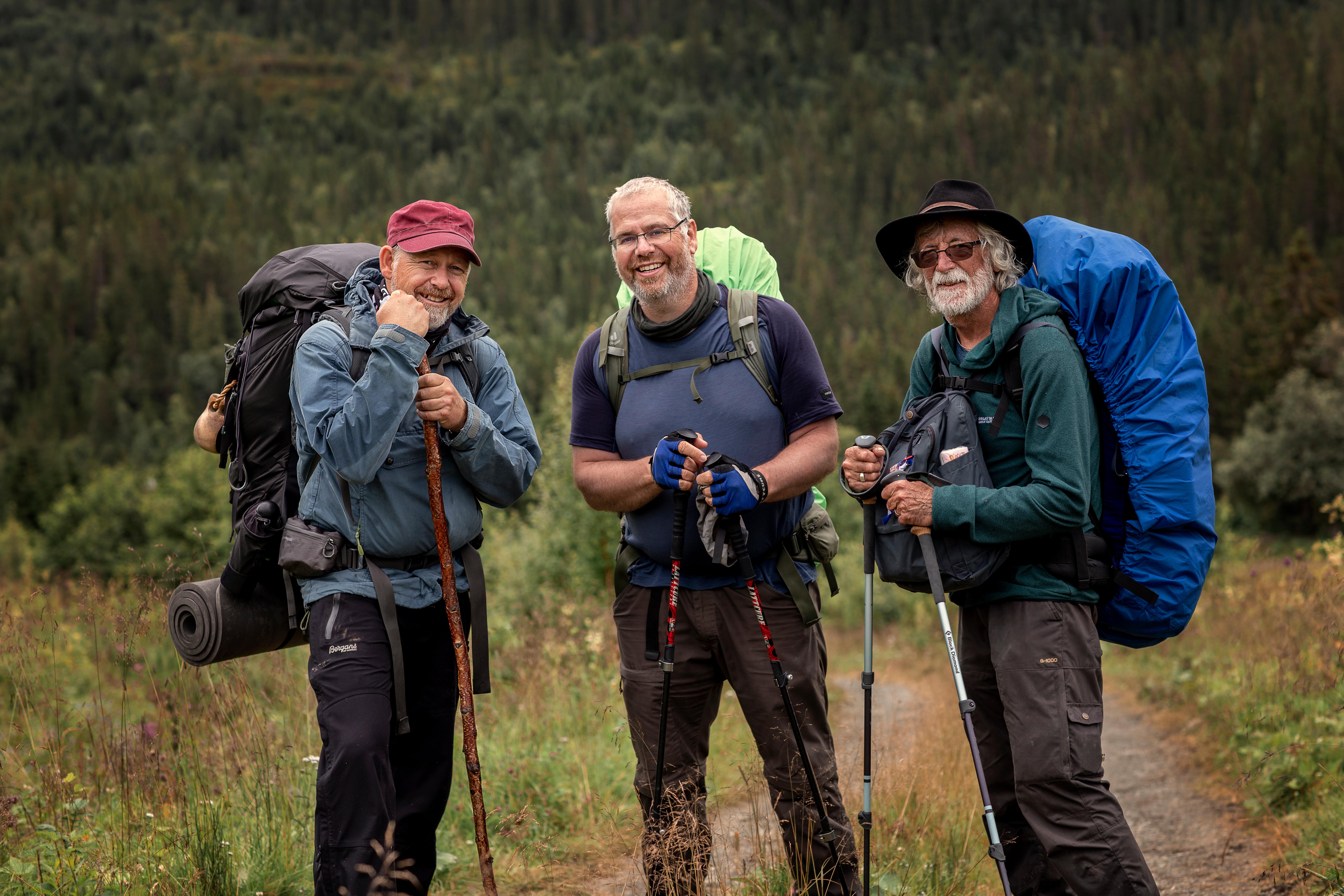 Pilegrimsprest Einar Vegge ute på vandring på Gudbrandalsleden sommaren 2022. Her i møte med to tyske teologar på veg til Nidarosdomen. Foto: Amanda Gerhardsen Vollen, Berre AS/ Nidaros bispedømmeråd