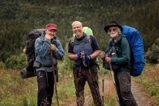 Pilegrimsprest Einar Vegge ute på vandring på Gudbrandalsleden sommaren 2022. Her i møte med to tyske teologar på veg til Nidarosdomen. Foto: Amanda Gerhardsen Vollen, Berre AS/ Nidaros bispedømmeråd