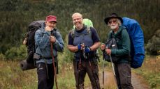 Pilegrimsprest Einar Vegge ute på vandring på Gudbrandalsleden sommaren 2022. Her i møte med to tyske teologar på veg til Nidarosdomen. Foto: Amanda Gerhardsen Vollen, Berre AS/ Nidaros bispedømmeråd