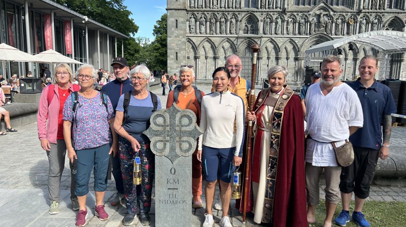 Tente lysene med Olavsflammen i Nidarosdomen