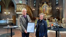 Prost Brita Hardeberg mottok tildelingen av preses Olav Fykse Tveit under Bispemøtets avslutning i Trefoldighetskirken i Oslo.