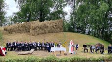 Prost Christine Waanders preiker i amfiet på Stiklestad