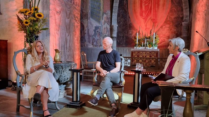 Her et glimt fra Olsoksamtalen 2022 med temaet "Gud med oss. Kirke og tro i møte med krig og krise". (F.h) Hilde Frafjord Johnson, Robert Mood og biskop Herborg Finnset. Alle foto: Børge Lund/ Sør-Innherred kirkelige fellesråd