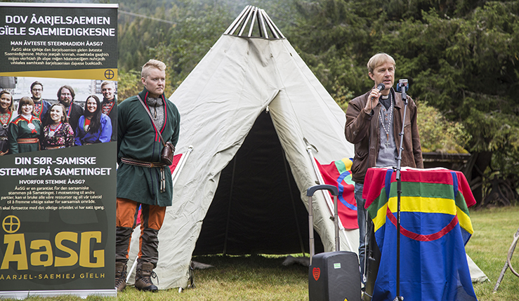 Prest i Saemien Åålmege, Einar Bondevik (t.h), fremførte oppropet mot vindkraft på Stokkfjellet, på vegne av menigheten og Nidaros biskop. Til venstre står reineier Nils Mathias Brandsfjell, han er en av reineierne i Gåebrien Sijte/Riast-Hylling reinbeitedistrikt. (Foto: Bente Haarstad)