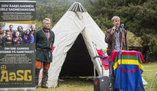 Prest i Saemien Åålmege, Einar Bondevik (t.h), fremførte oppropet mot vindkraft på Stokkfjellet, på vegne av menigheten og Nidaros biskop. Til venstre står reineier Nils Mathias Brandsfjell, han er en av reineierne i Gåebrien Sijte/Riast-Hylling reinbeitedistrikt. (Foto: Bente Haarstad)