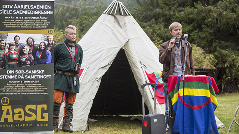 Prest i Saemien Åålmege, Einar Bondevik (t.h), fremførte oppropet mot vindkraft på Stokkfjellet, på vegne av menigheten og Nidaros biskop. Til venstre står reineier Nils Mathias Brandsfjell, han er en av reineierne i Gåebrien Sijte/Riast-Hylling reinbeitedistrikt. (Foto: Bente Haarstad)