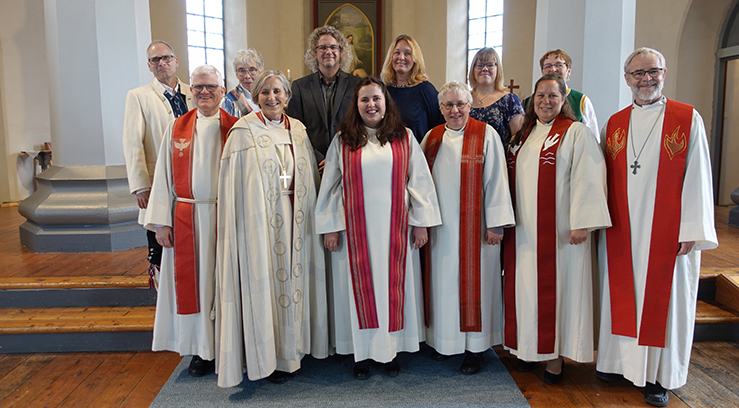 Bak fra venstre: John Halvor Berg, Gunvor Moberg, Bjørn Bratsberg, Silje Vang Pedersen, Siv Anette Lorentzen, Vivian Furunes. Foran fra venstre: Ottar Strand, biskop Herborg Finnset, Frida Sofie Øyen, Brit Karin Theimann, Margrete Holmeide og prost Gustav Danielsen. 