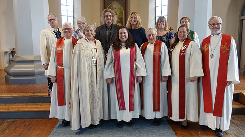 Bak fra venstre: John Halvor Berg, Gunvor Moberg, Bjørn Bratsberg, Silje Vang Pedersen, Siv Anette Lorentzen, Vivian Furunes. Foran fra venstre: Ottar Strand, biskop Herborg Finnset, Frida Sofie Øyen, Brit Karin Theimann, Margrete Holmeide og prost Gustav Danielsen.