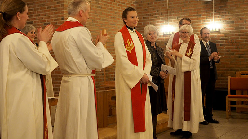 Applaus til den nyordinerte prest Ranveig Dahle Svanholm etter løfteavleggelse og forbønn. Smilende til høyre står mor Bergljot Svanholm som er sogneprest i Berg. (Alle foto: Olav Dahle Svanholm)