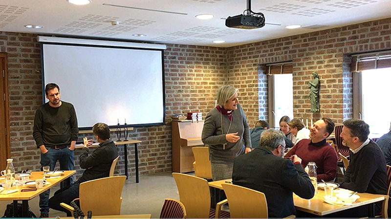 Biskop Herborg fikk en hyggelig prat med representantene for de ulike kristne organisasjonene under møtet i Erkebispegården. (Foto: Magne Vik Bjørkøy)