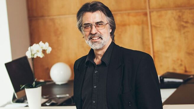 Oppveksten p&#229; R&#248;ra og arbeidet med kirkekunsten p&#229; Innherred har forma trua til Per Audun Letnes.