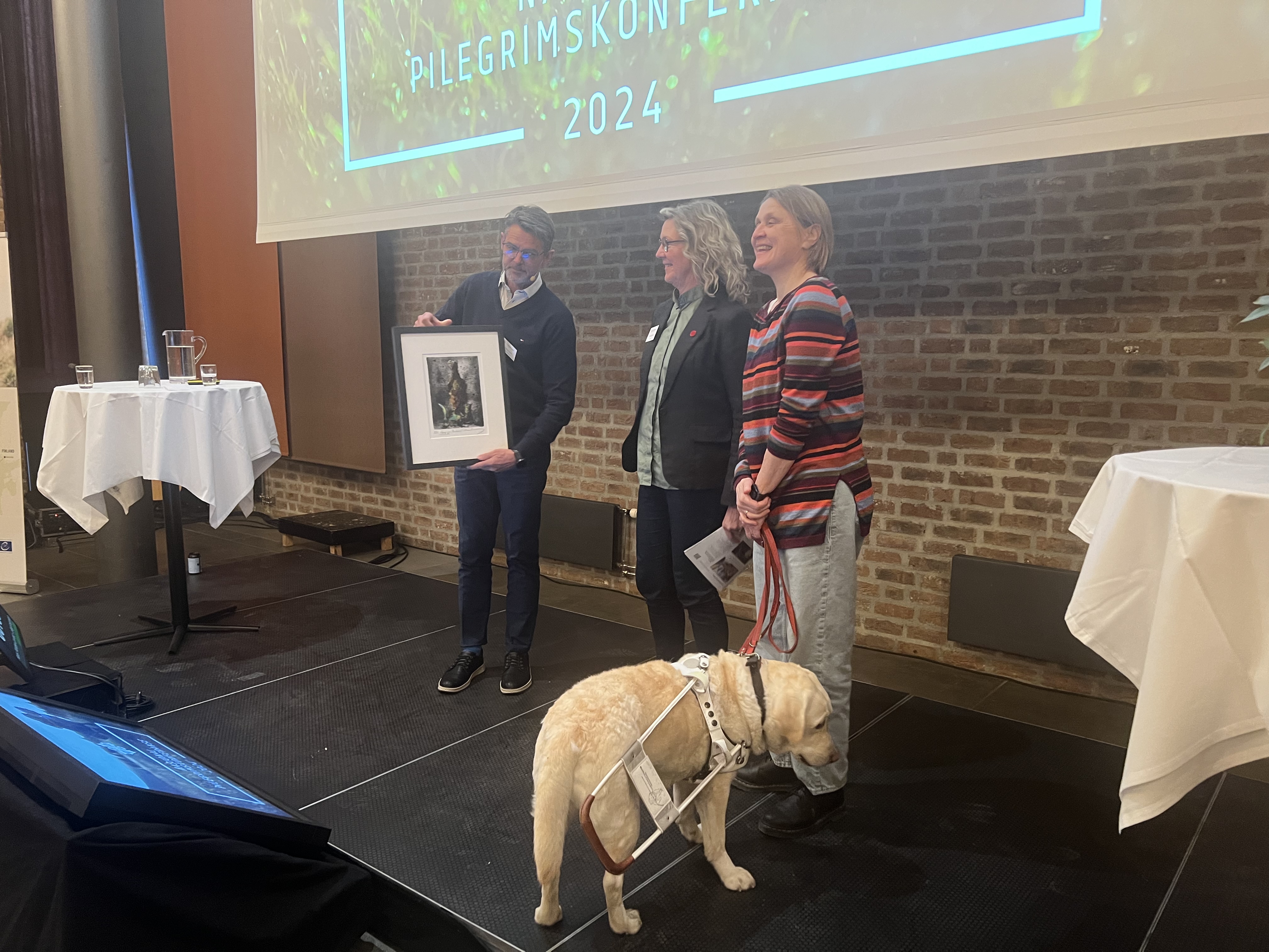 Organisasjonsdiakon Hilde Løwén Grumstad i KABB og tidligere deltaker på pilegrimsvandring med KABB Mette Müller tok i mot pilegrimsprisen 2024 i Erkebispegården i Trondheim. Alle foto: Nidaros bispedømme