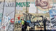 Biskop Herborg ved muren på Vestbredden.