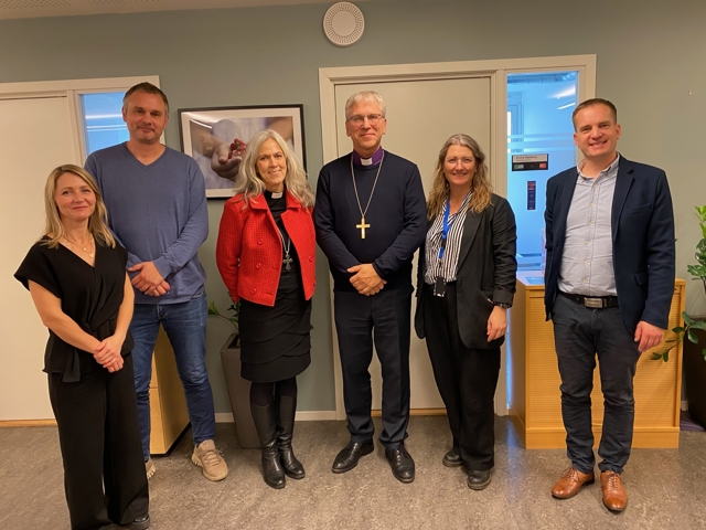 Preses vart også betre kjent med seksjonen og eininga livssynstenestene høyrer inn under. Einingsleiar Hanne Kvello (f.v), seksjonssjef for seksjon for utdanningskvalitet og læringsmiljø Audun Grøm, domprost Kristin Moen Saxegaard, preses Olav Fykse Tveit, studentprest Lena Risnes og studentprest Ludvig Aasen.