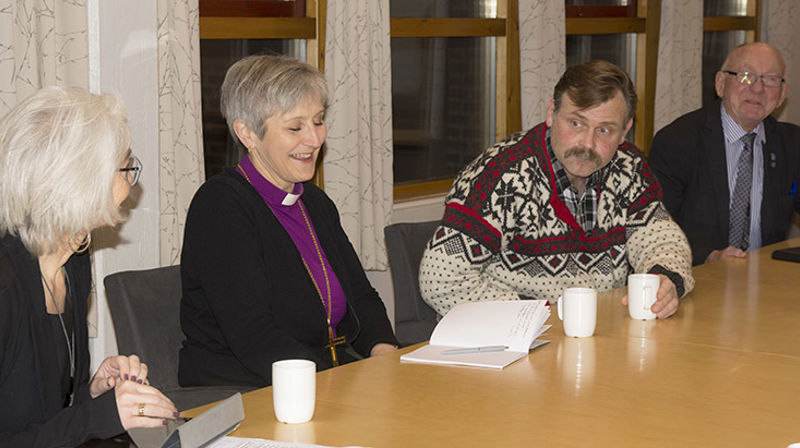 Viktig orientering til morgenkaffen for biskop Herborg. Her flankert av stiftsdirektør Gunn Karlsaune (fra venstre), ordfører i Snillfjord, John Lernes og varaordfører i Orkdal, Jørgen Indergård. (Foto: Vibeke Oddvik, Orkdal kommune)