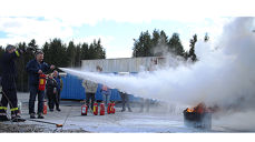 Kirkeverge i Steinkjer, Gunnvald Granmo, fikk prøve å slukket brann under fagdagen i Nord-Innherad prosti. (Alle foto: Arne Opdal)