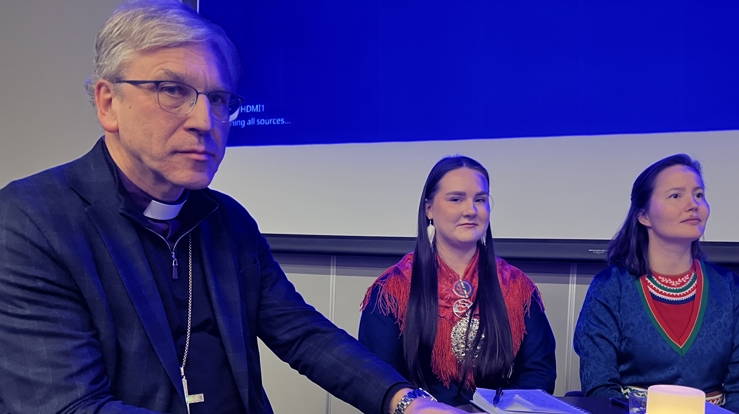 preses og to kvinner med samisk kofte