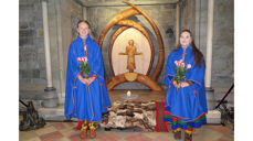 Jonna Dunfjeld Mølnvik fra Snåsa og Maria Victoria Bientie Sivertsen fra Sørli fra Saemien Åålmege ble konfirmert i Nidarosdomen søndag den 13.august. (Foto: Meerke Krihke Leine Bientie)