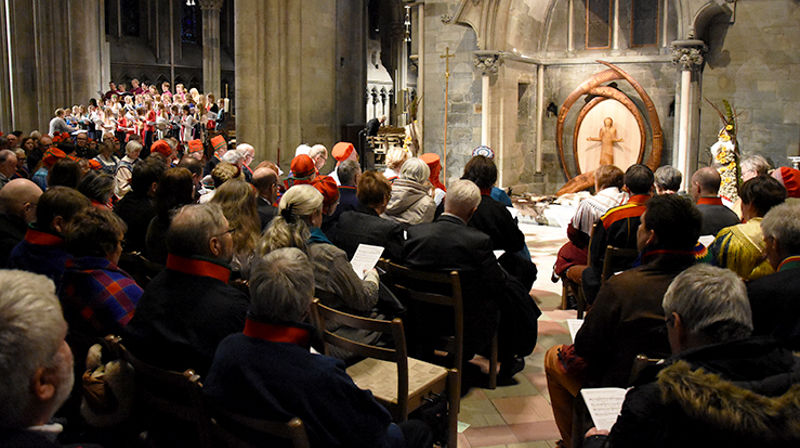 Et fullsatt tverrskip, to kor og representanter fra Saamien Åålmege (sørsamisk menighet), sameting, kirkeledelse og det offisielle Norge deltok i den historiske og høytidelige alterinnvielsen. (Alle foto: Magne Vik Bjørkøy)
