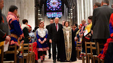 Kong Harald ankommer jubileumsgudstjenesten i Nidarosdomen, sammen med leder i samisk kirkeråd Sara Ellen Anne Eira og preses Helga Haugland Byfuglien. Foto: Ole Martin Wold / NTB scanpix.