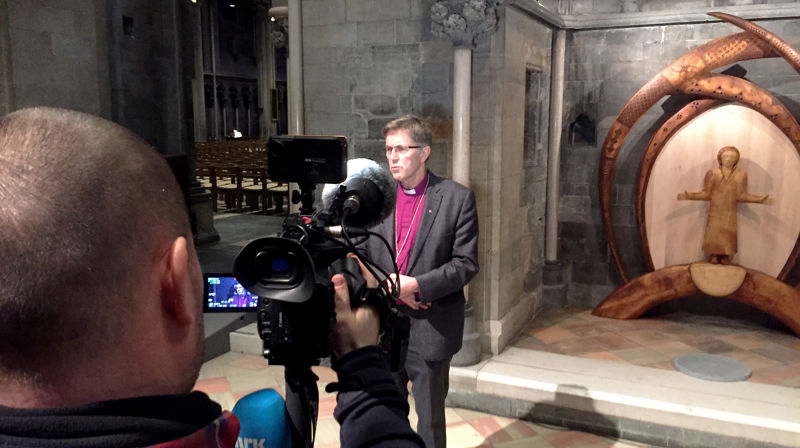 Biskop Tor Singsaas var en av dem som tok initiativet til den nye samiske alterutsmykningen i Nidarosdomen. Her viser han frem resultatet til media. (Foto: Sjur Olsborg)